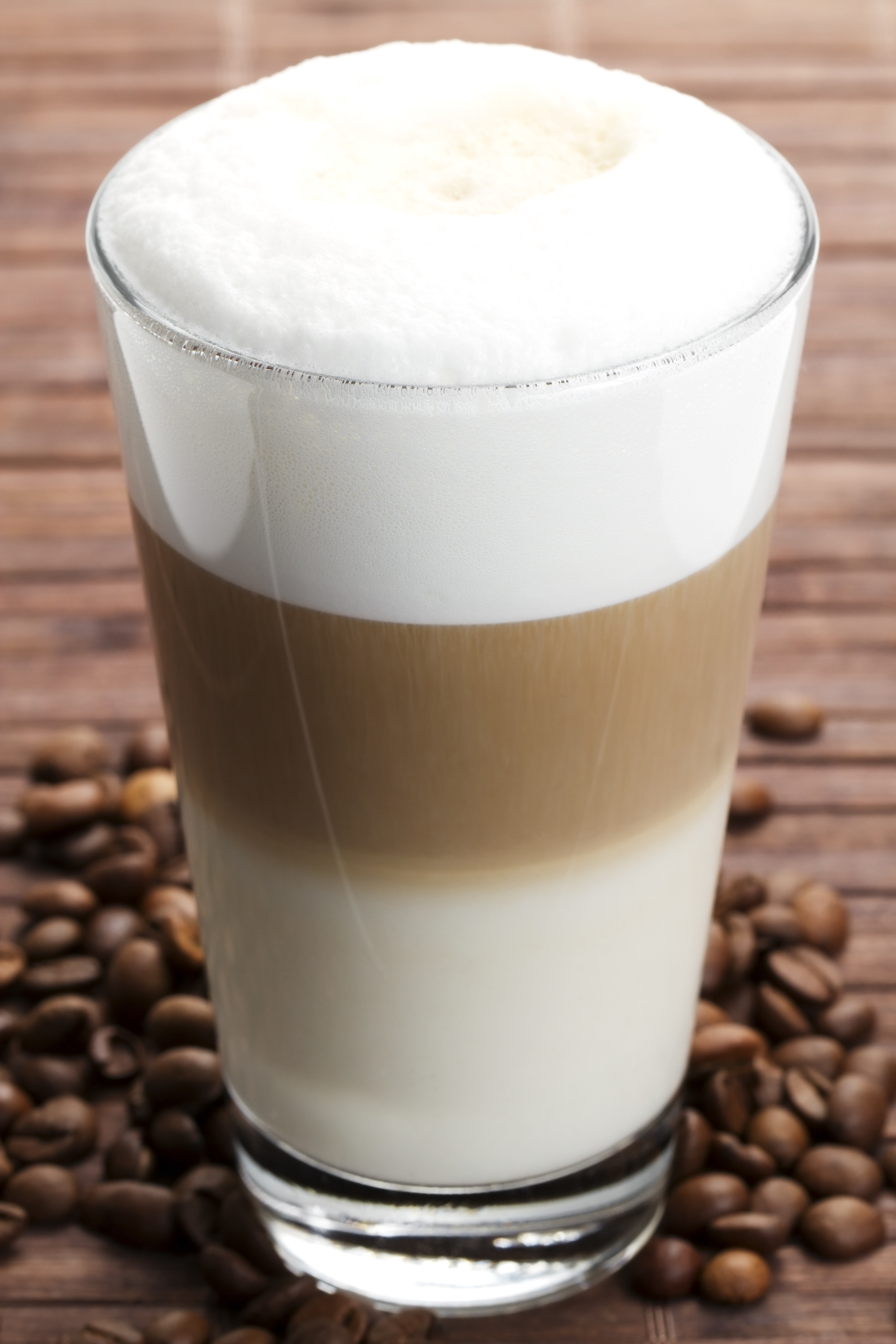 latte macchiato mit kaffeebohnen - Kaffeevollautomaten-Guide